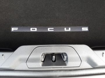 Het Ford Focus Active-logo op het dashboard van een auto.