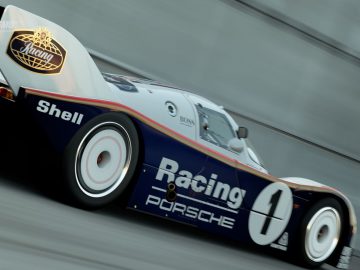 Een Porsche-raceauto die op een Gran Turismo-circuit rijdt.