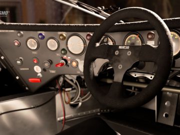 Het interieur van een Gran Turismo-racewagen met een stuur en meters.