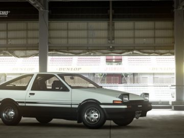 Een Toyota Celica geparkeerd in een garage, die doet denken aan Gran Turismo.