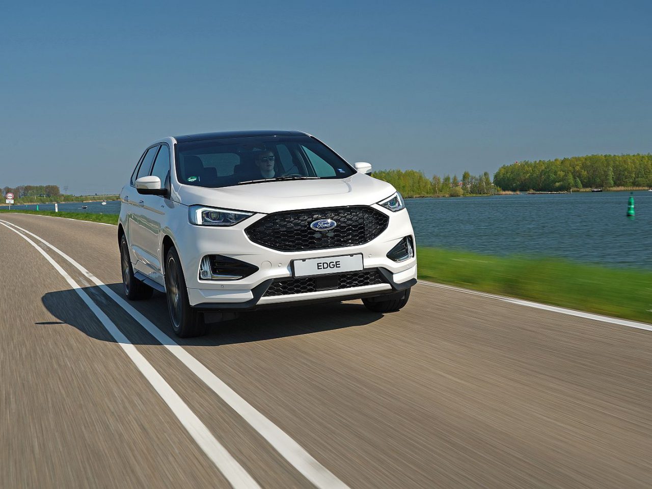 De Ford Edge rijdt over een landweg.