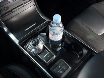 Een Ford Edge met een fles water in de middenconsole.