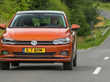 Een Volkswagen Polo die met een constant BPM over een landweg rijdt.