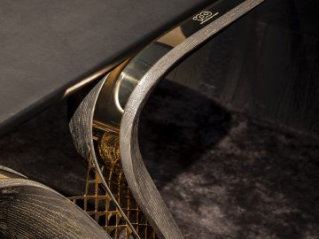 Een zwarte tafel met een goud en zwart eeuwfeestontwerp.