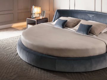 Een eeuwfeestbed met een ronde vorm in een slaapkamer.