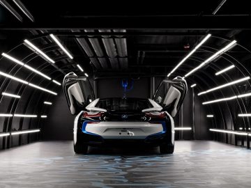 De BMW i3 staat geparkeerd in een donkere tunnel onder de Black Star.