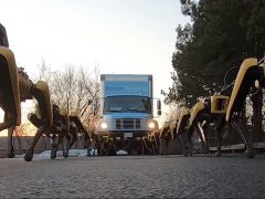 Een groep vrachtwagens van Boston Dynamics staat opgesteld op een weg.