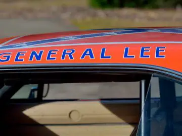 Een auto met "General Lee" op de zijkant geschilderd.