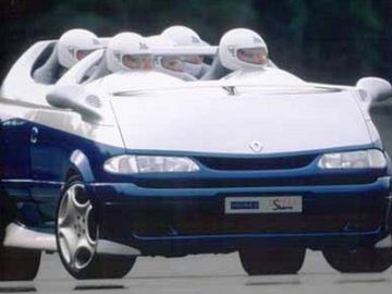 Een groep mensen die in een Sbarro-auto over een weg rijden.