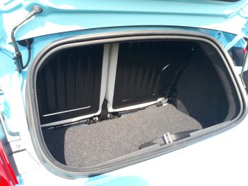 De kofferbak van een blauwe 500C Spiaggina '58.