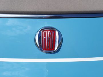 Een close-up van de badge op een blauwe 500C Spiaggina '58-auto.