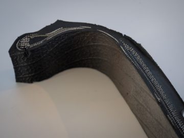 Een close-up van een zwarte Goodyear Eagle F1-band op een wit oppervlak.