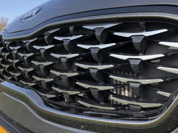 Een close-up van de Kia Sportage-grille.