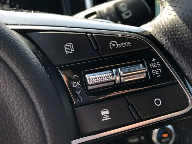 Een close-up van het dashboard van een Kia Sportage-auto.