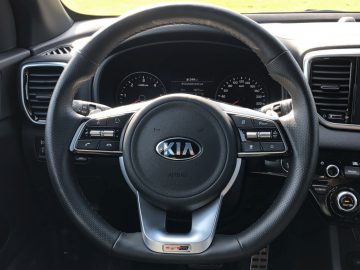 Het stuur en dashboard van een Kia Sportage.