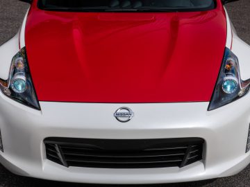 Een rood-witte Nissan 370Z sportwagen.