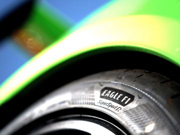 Een close-up van de Goodyear Eagle F1-band van een groene auto.