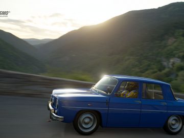 Een blauwe auto rijdt over een bergweg in Gran Turismo.