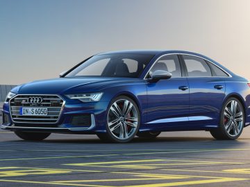 De Audi S6 sedan staat geparkeerd op de landingsbaan van een luchthaven.