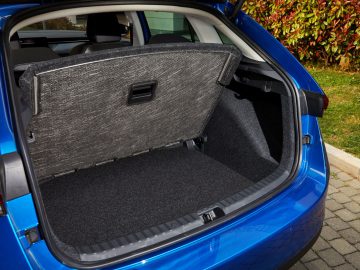 De kofferbak van een blauwe Skoda Scala.