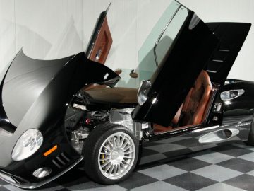 Een Spyker-auto met open deuren.