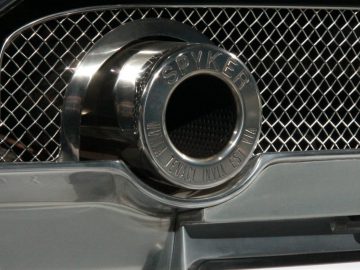 Een close-up van een grille van een Spyker-auto.
