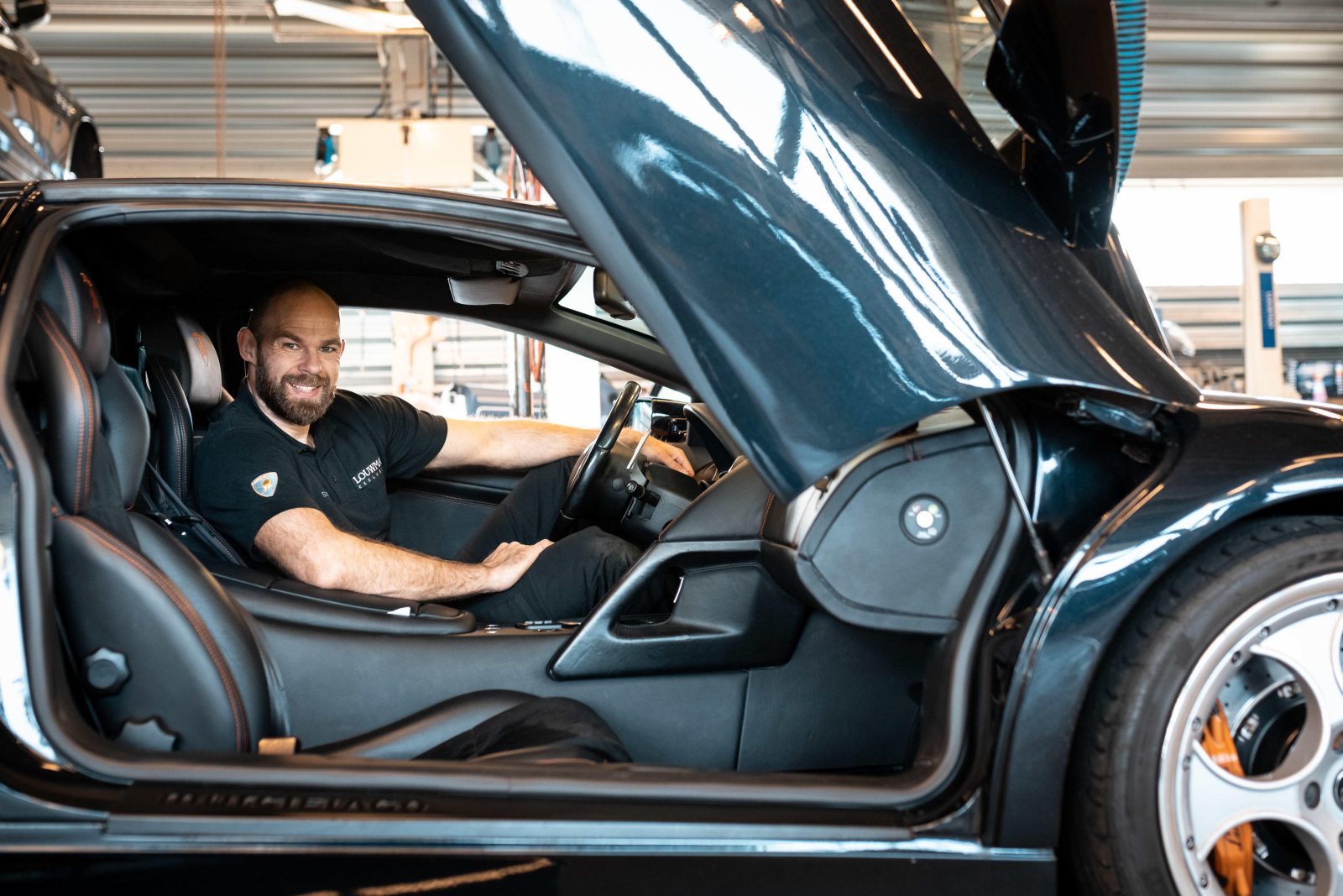 Stephan Smits zit op de bestuurdersstoel van een sportwagen.