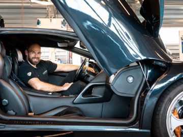 Stephan Smits zit op de bestuurdersstoel van een sportwagen.