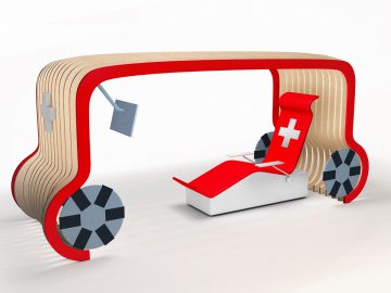 Een rood-witte Volkswagen-auto met een stoel erop.