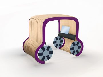 Een paarse Volkswagen stoel met wielen erop.