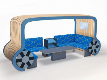Een houten stoel met blauwe stoelen en een tafel met Volkswagen-thema.