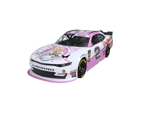 Een NASCAR-auto met een roze en wit ontwerp geïnspireerd op Dolly Parton.