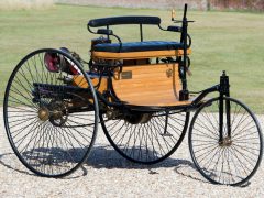 Een zwart-witte fiets geparkeerd in een grasveld nabij veilinghuis Bonhams.