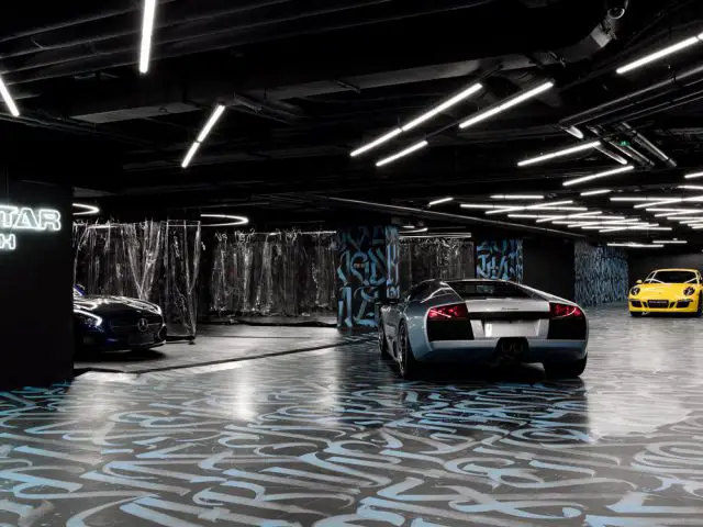 Een Black Star-auto staat geparkeerd in een garage.