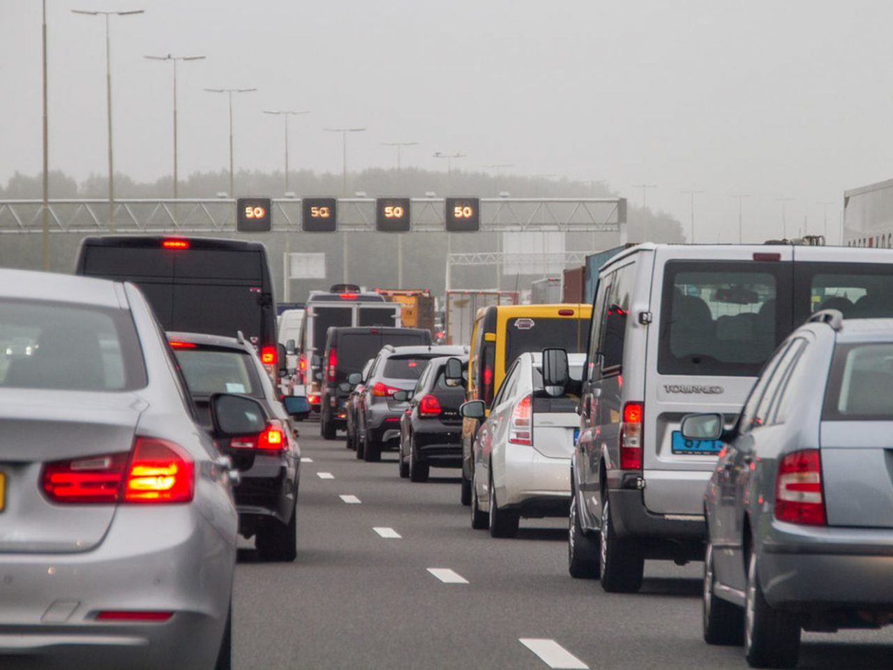 Er staan veel auto's op de weg.