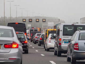 Er staan veel auto's op de weg.