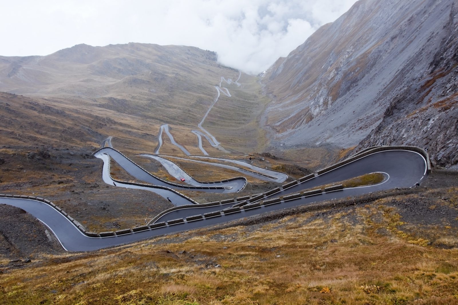 Een bochtige weg aan de zijkant van een berg, perfect voor een roadtrip.
