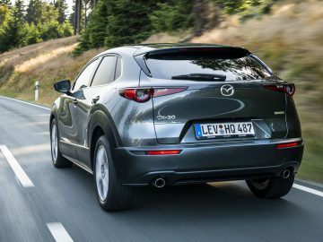 2019 Mazda CX-30 achterkant rijden over een landweg.