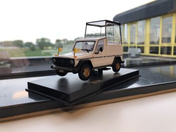 AutoRAI in Miniatuur: Mercedes-Benz Papamobile van Bburago ...
