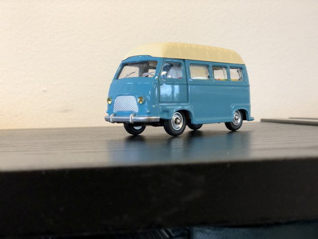Op een tafel staat een blauw Renault Estafette-speelgoed.
