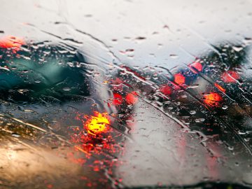 Regen valt op een autoraam.