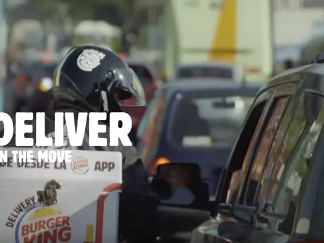 Een man rijdt op een Burger King-motorfiets met de woorden 