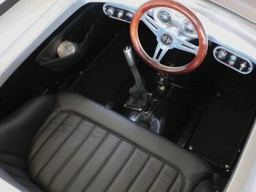 Het interieur van een klassieke auto uit Californië met lederen stoelen en stuurwiel.