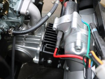 Een close-up van de motor van een motorfiets met daaraan verbonden draden in Californië.