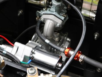 Een close-up van de motor van een auto in Californië.