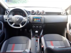 Het interieur van een Dacia Duster TCe 130, compleet met dashboard en stuur.