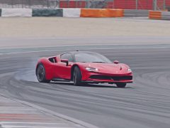 Een rode Ferrari SF90 Stradale-sportwagen die op een circuit rijdt.