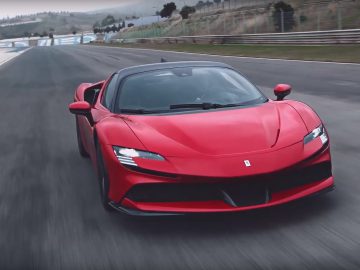 Ferrari SF90 Stradale: drie elektromotoren, 4WD, sensationele looks ...
