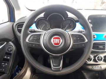 Het stuur en het dashboard van de Fiat 500X Opening Edition-auto.