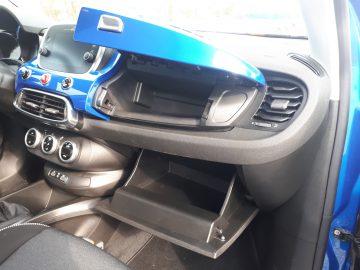 Het interieur van een blauwe Fiat 500X Opening Edition-auto.